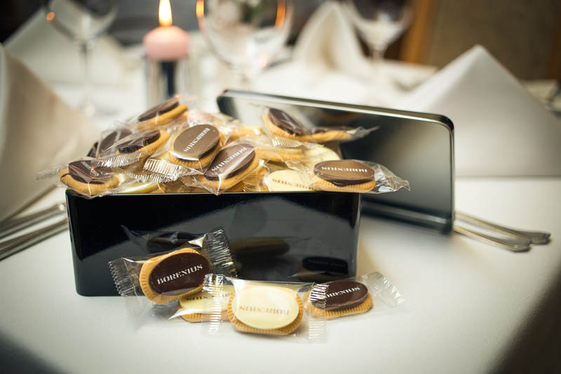 Metal box filled with 30 pcs of 5 g biscuits topped with branded chocolate bar, 300g