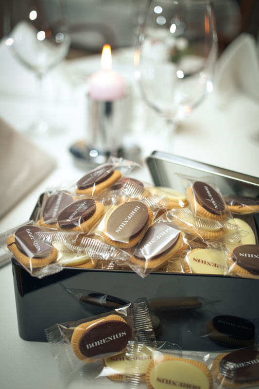 Attorney Marketing - Metal box filled with 30 pcs of 5 g biscuits topped with branded chocolate bar, 300g