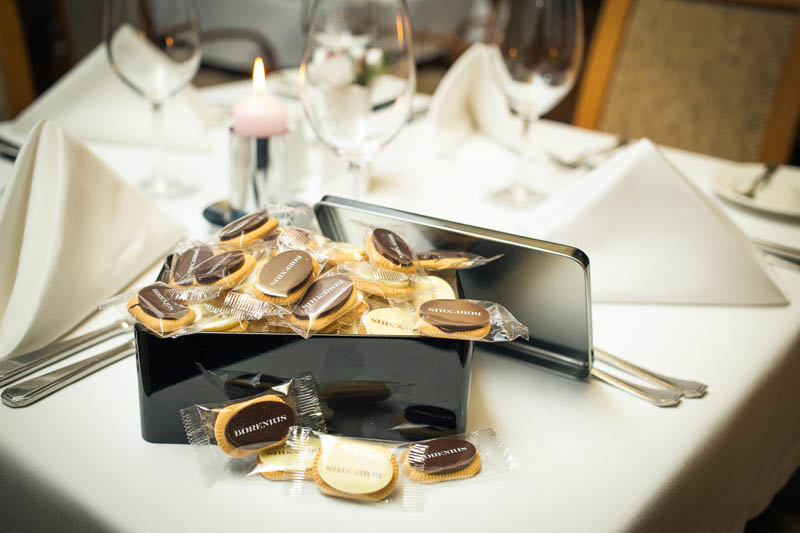 Chocolate Biscuits - Metal box filled with 30 pcs of 5 g biscuits topped with branded chocolate bar, 300g