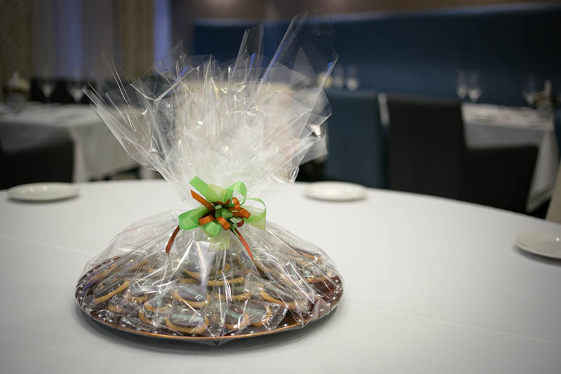 Sympathy Gifts - Plastic plate filled with 50 pcs of 5 g biscuits topped with branded chocolate bar, 350g