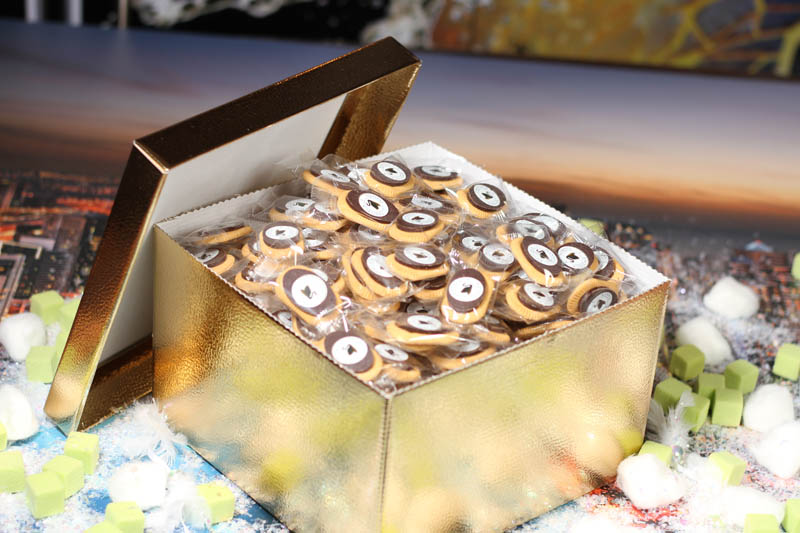 Personalized Chocolate - Pack of 300 Cookies in a Golden Box, 1850g