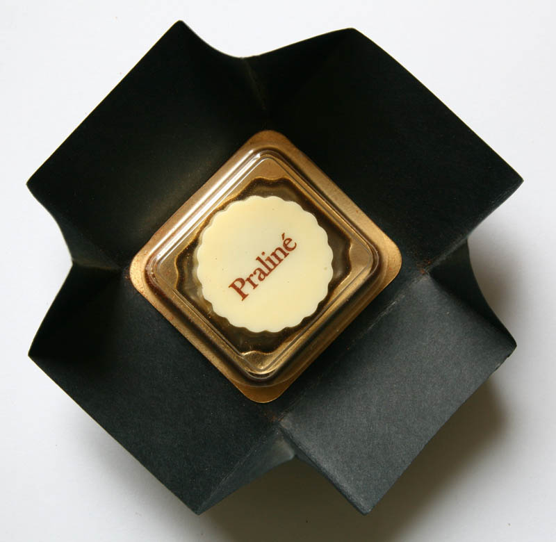 Praline with Hazel Nut Cream Filling in a box, 13g